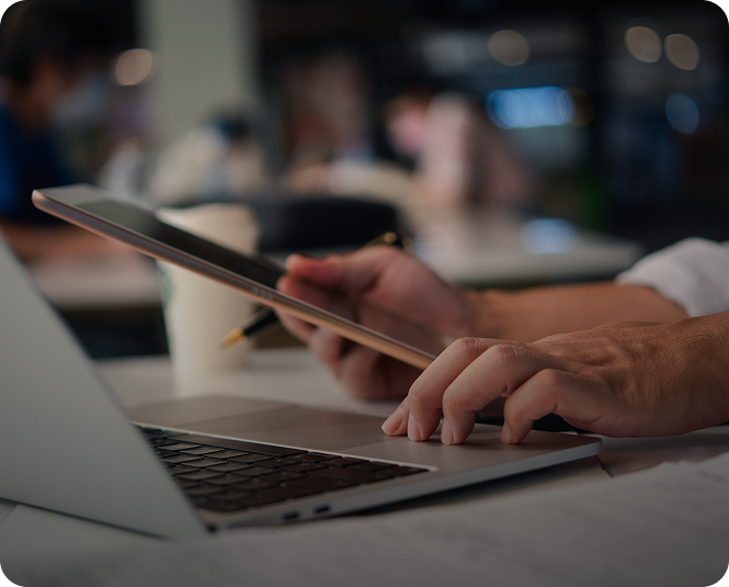 Pessoa a trabalhar no portátil e tablet
