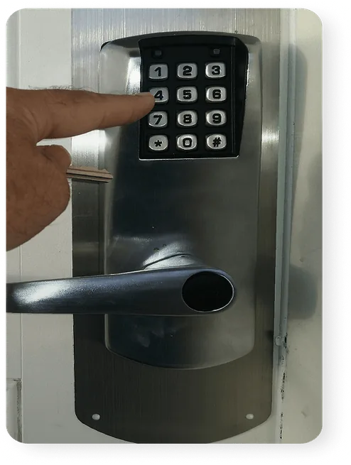 Teclado de controlo de acessos junto a uma porta