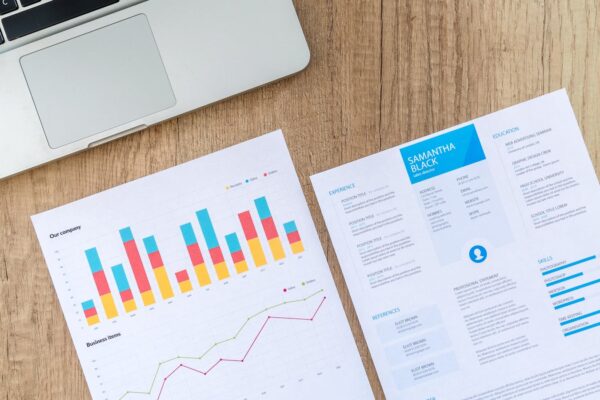 Quais são os benefícios de adotar uma impressora laser multifunções para a empresa?
